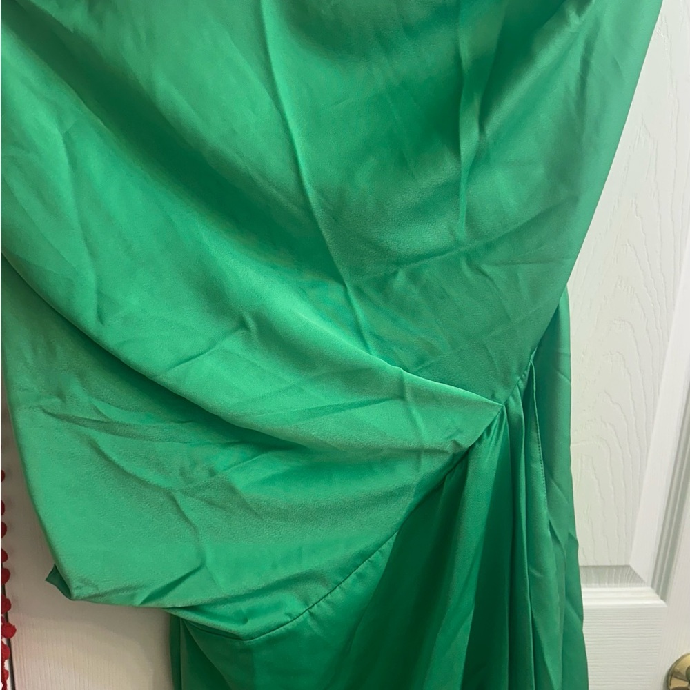 Elegant Green Off-Shoulder Dress - Picture 3 of 4